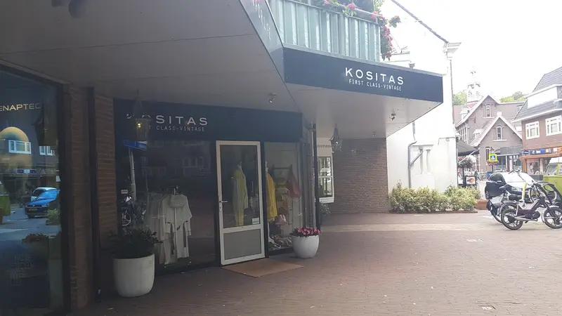 De winkel van Kositas onder de galerij aan de Bloemendaalseweg in Overveen